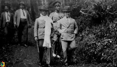 Getúlio Vargas caminhando no bosque do Balneário. O município de Iraí era um dos lugares preferidos do presidente. Ao fundo seu guarda costas Gregório Fortunato - anos 20