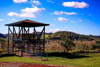 Depois de saborear um delicioso peixe nos Restaurantes Panorâmico ou no Restaurante Porteira do Rio Grande, vale apena conhecer o mirante próximo ao Chalé. Dali o visitante terá uma área de lazer, integralmente urbanizada e com uma das vistas mais belas d
